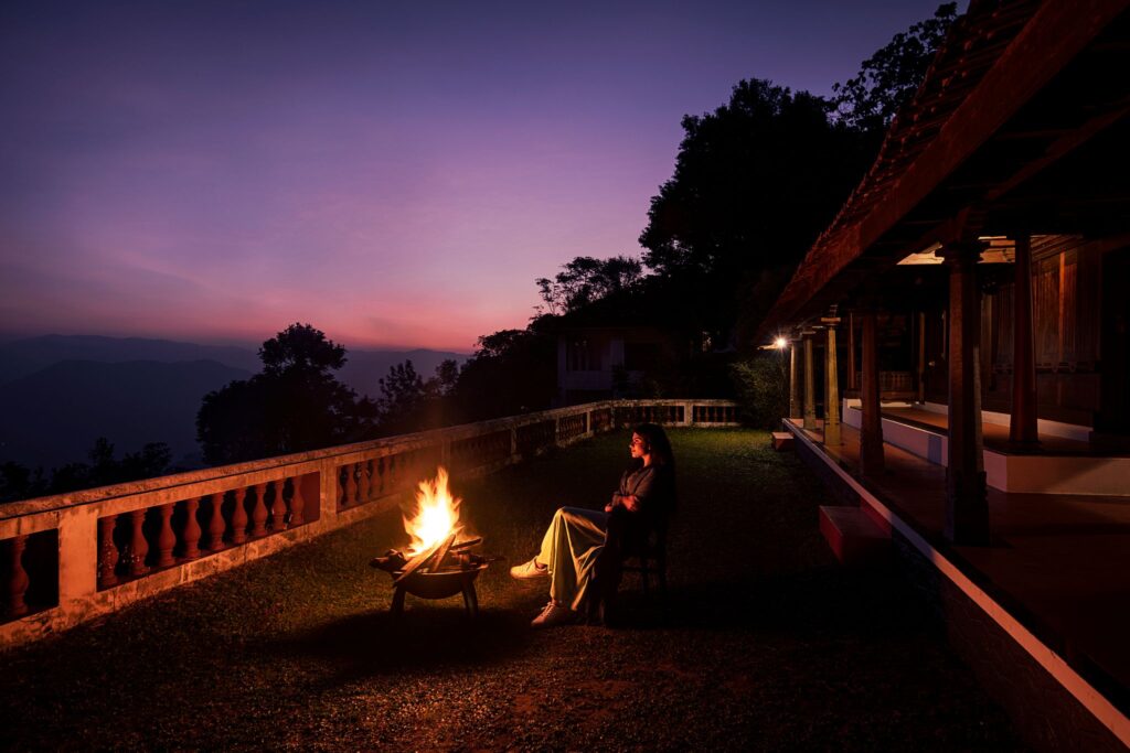 Paradisa Plantation Resort – Cozy bonfire evening with mountain views.